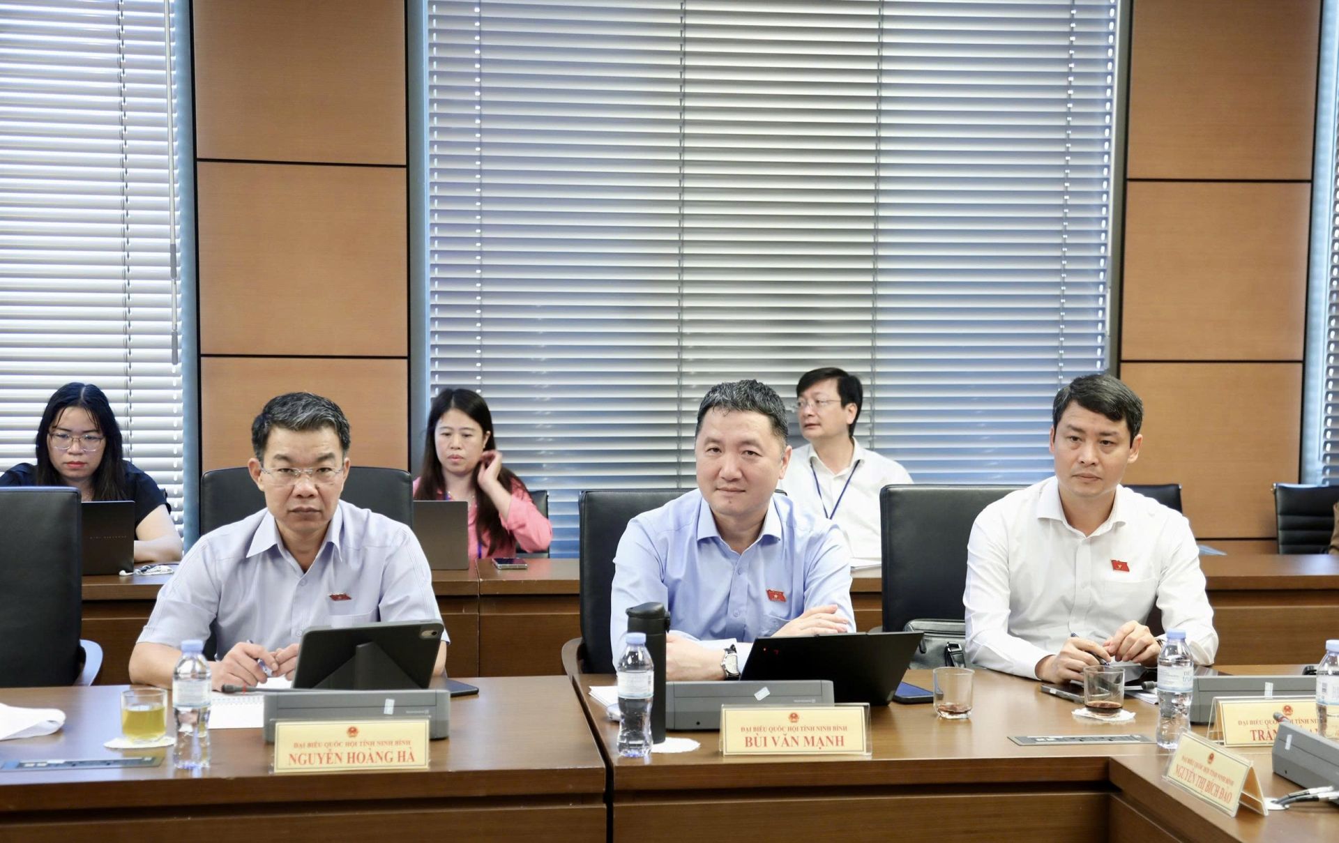 Đại biểu tham gia thảo luận tại Tổ 10