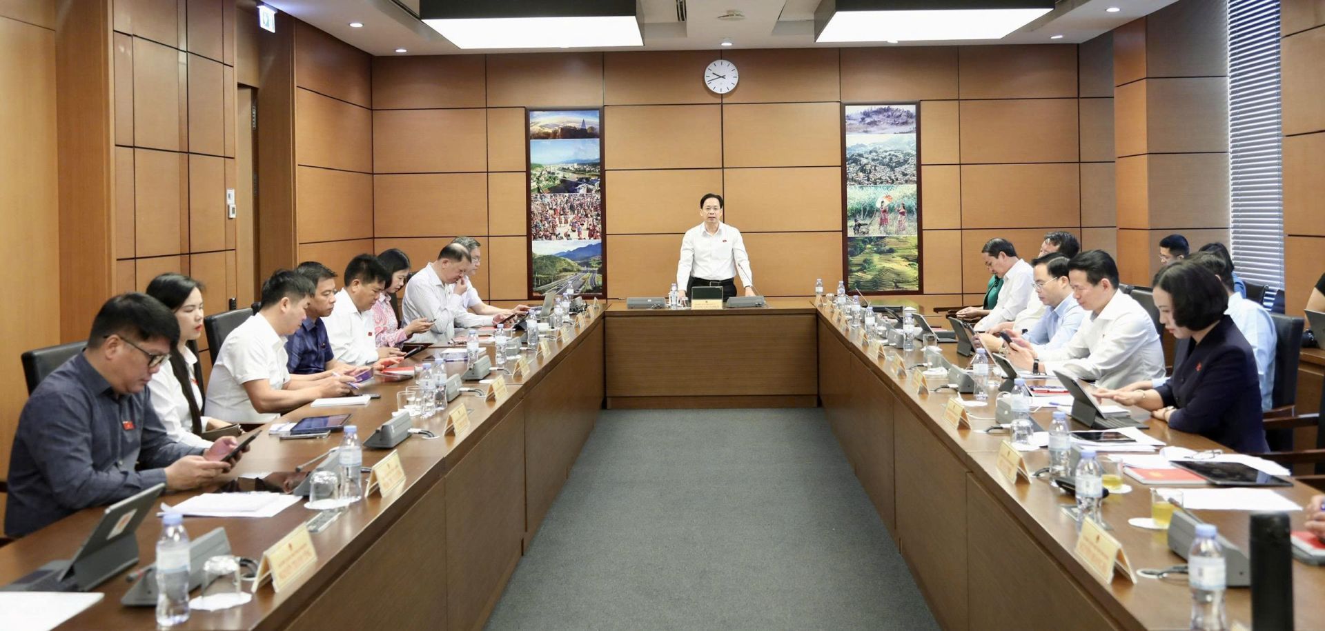 To&agrave;n cảnh thảo luận tại Tổ 10, gồm Đo&agrave;n ĐBQH tỉnh Ninh B&igrave;nh v&agrave; Đo&agrave;n ĐBQH tỉnh Sơn La