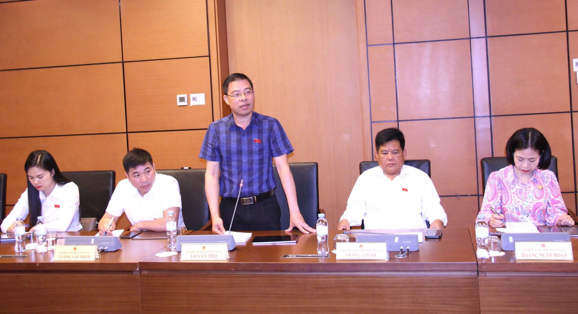 Đại biểu L&ograve; Văn Thọ - Đo&agrave;n ĐBQH tỉnh Sơn La ph&aacute;t biểu