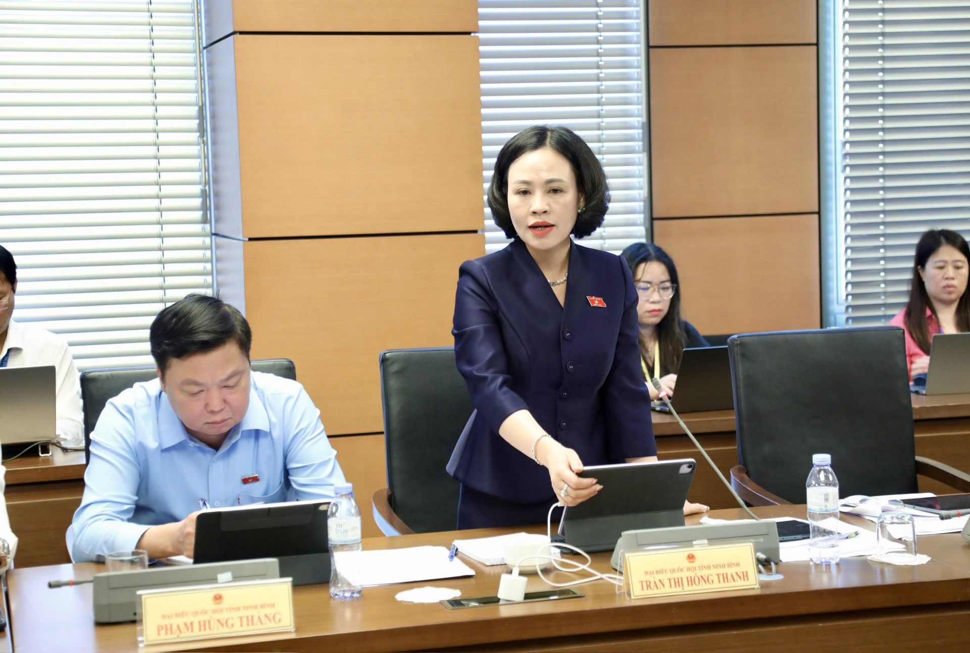 Đại biểu Trần Thị Hồng Thanh - Đo&agrave;n ĐBQH tỉnh Ninh B&igrave;nh ph&aacute;t biểu
