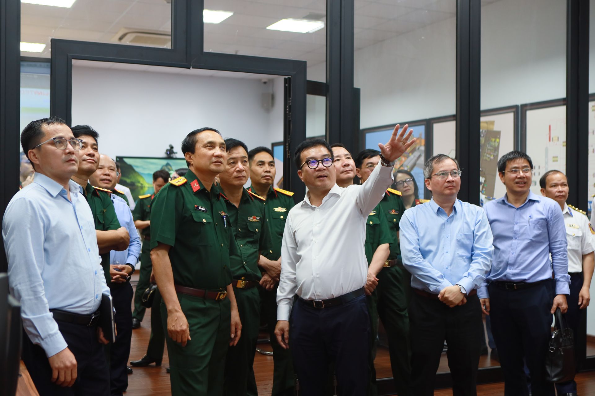 Đo&agrave;n c&ocirc;ng t&aacute;c thăm Trung t&acirc;m T&iacute;ch hợp điều h&agrave;nh Nh&agrave; m&aacute;y Lọc dầu Dung Quất