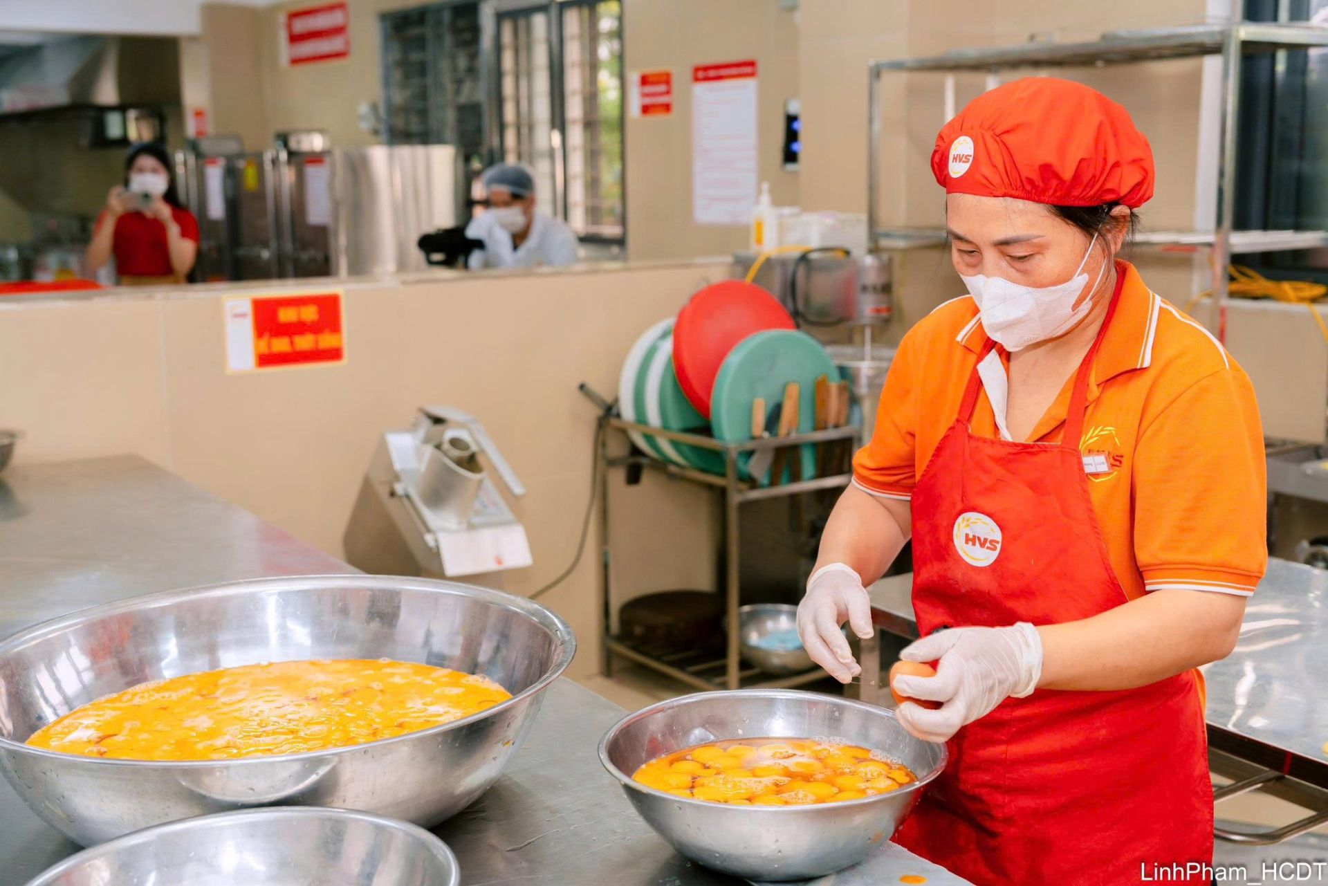 Nh&acirc;n vi&ecirc;n bếp ăn Trường Tiểu học Đo&agrave;n Khu&ecirc; thực hiện chế biến thực phẩm theo quy tr&igrave;nh một chiều, bảo đảm vệ sinh v&agrave; an to&agrave;n trong từng kh&acirc;u.