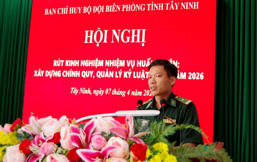 Chỉ huy Tiểu đo&agrave;n Huấn luyện cơ động 2 ph&aacute;t biểu tham luận tại Hội nghị