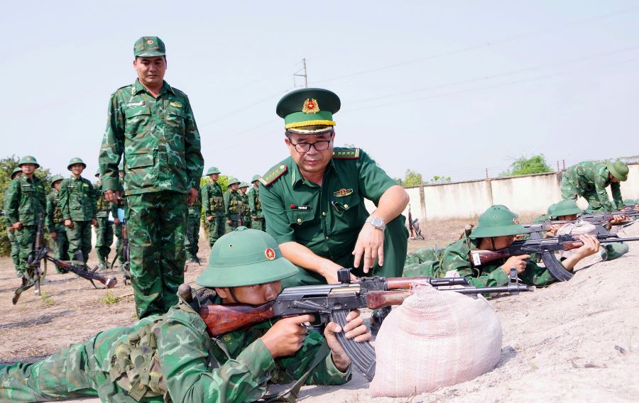 Đại t&aacute; Phạm Văn Cờ, Ph&oacute; Chỉ huy trưởng, Tham mưu trưởng Ban Chỉ huy BĐBP tỉnh kiểm tra c&ocirc;ng t&aacute;c huấn luyện chiến sĩ mới tại Tiểu đo&agrave;n HL-CĐ 1