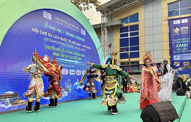 Một tiết mục H&aacute;t Bội B&igrave;nh Định tại Lễ khai mạc Hội chợ. Ảnh: T.H