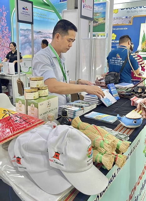 Một g&oacute;c gian h&agrave;ng giới thiệu sản phẩm du lịch Gia Lai. Ảnh: T.H