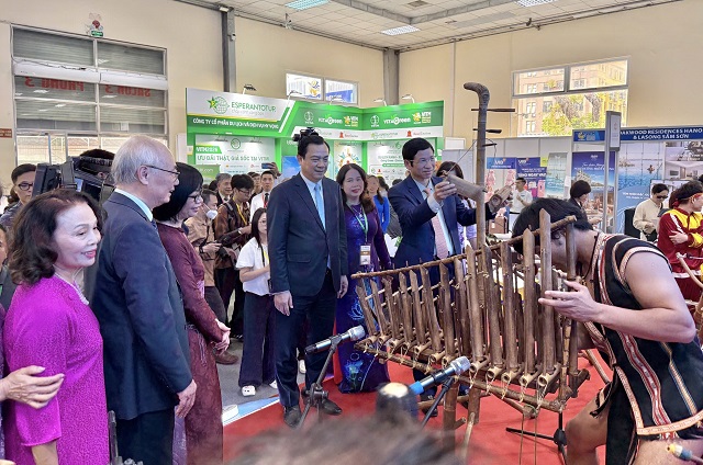 L&atilde;nh đạo tỉnh Gia Lai chụp ảnh lưu niệm c&ugrave;ng đại diện c&aacute;c sở, ng&agrave;nh, DN tại kh&ocirc;ng gian Du lịch Gia Lai &ldquo;Đại ng&agrave;n đến biển xanh&rdquo;. Ảnh: Th&agrave;nh Hưng