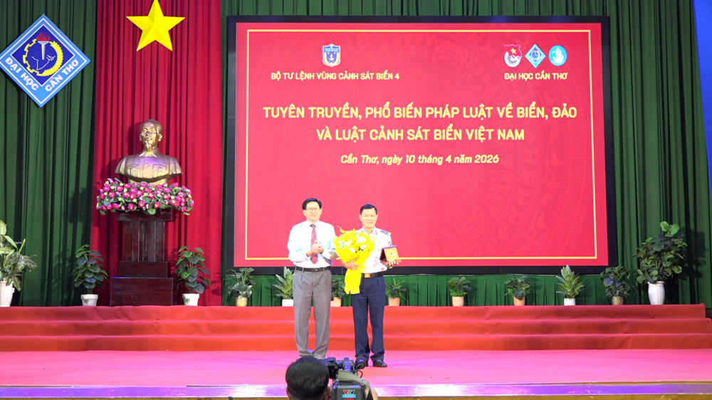 Phó Giáo sư, Tiến sĩ Nguyễn Hiếu Trung - Phó Bí thư Thường trực Đảng ủy, Phó Hiệu trưởng Đại học Cần Thơ tặng hoa cảm ơn Bộ Tư lệnh Vùng Cảnh sát biển 4. Phó Giáo sư, Tiến sĩ Nguyễn Hiếu Trung - Phó Bí thư Thường trực Đảng ủy, Phó Hiệu trưởng Đại học Cần Thơ tặng hoa cảm ơn Bộ Tư lệnh Vùng Cảnh sát biển 4.