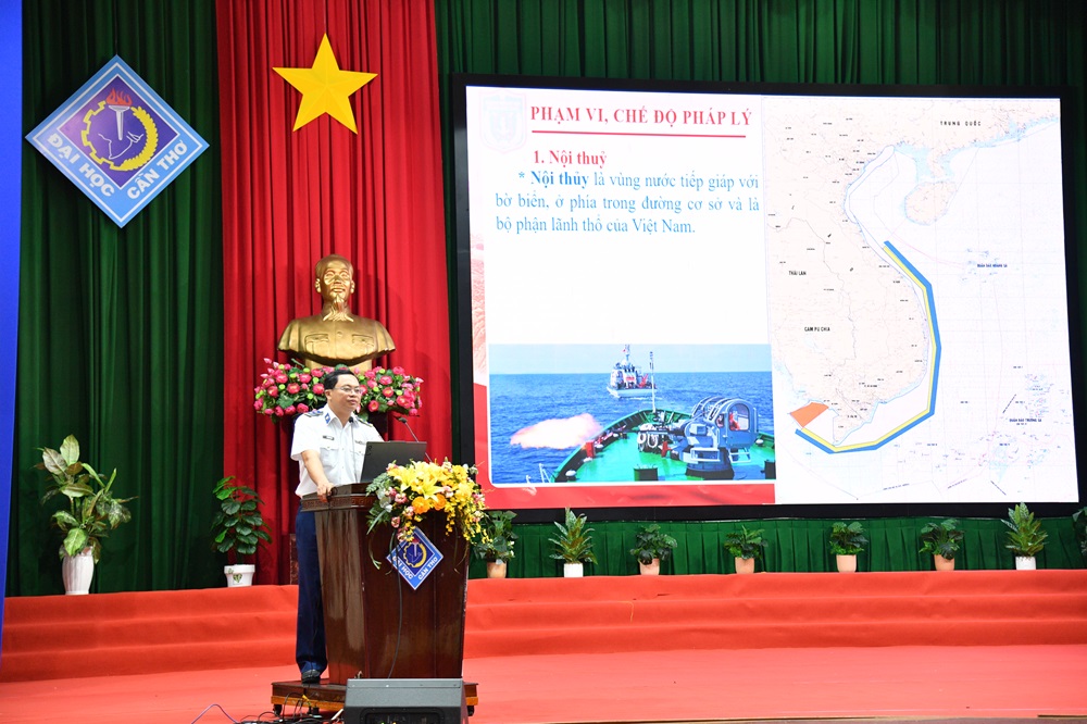 B&aacute;o c&aacute;o vi&ecirc;n Bộ Tư lệnh V&ugrave;ng Cảnh s&aacute;t biển 4 tuy&ecirc;n truyền ph&aacute;p luật tại Hội nghị.