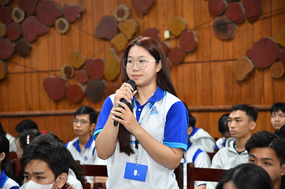 Sinh vi&ecirc;n Đại học Cần Thơ đặt c&aacute;c c&acirc;u hỏi về biển, đảo v&agrave; Luật Cảnh s&aacute;t biển Việt Nam