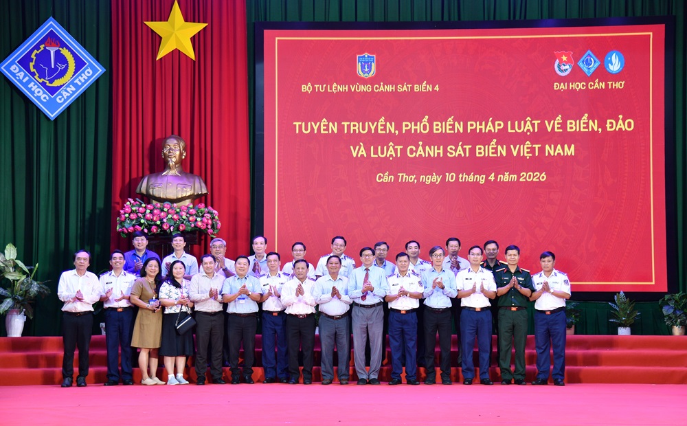 C&aacute;c đại biểu chụp ảnh lưu niệm