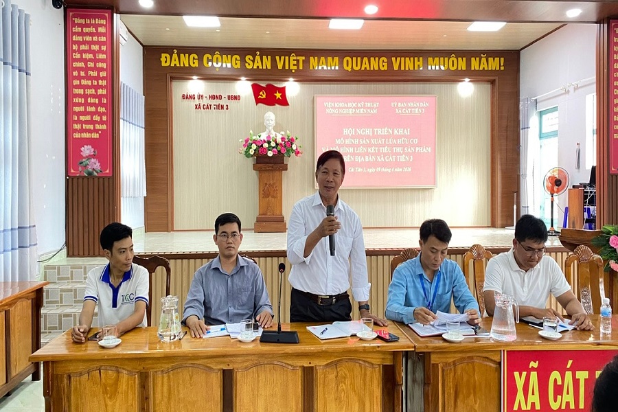 Tiến sĩ Dương Văn H&acirc;y, Chủ nhiệm dự &aacute;n v&agrave; C&aacute;n bộ Viện Khoa học Kỹ thuật N&ocirc;ng nghiệp miền Nam hướng dẫn cụ thể quy tr&igrave;nh sản xuất l&uacute;a hữu cơ theo ti&ecirc;u chuẩn v&agrave; ph&ograve;ng trừ s&acirc;u bệnh bằng biện ph&aacute;p sinh học