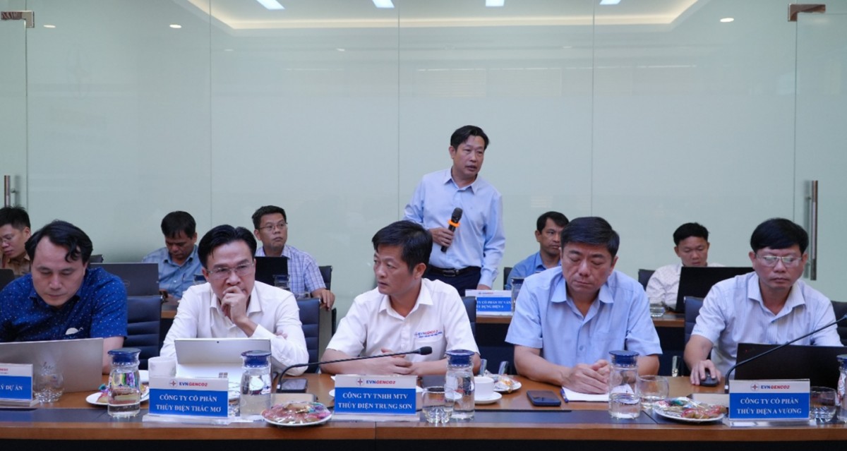 Đại diện đơn vị tư vấn tr&igrave;nh b&agrave;y &yacute; kiến tại buổi l&agrave;m việc