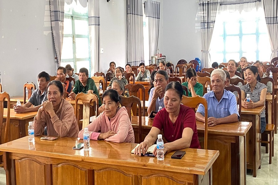Đ&ocirc;ng đảo b&agrave; con n&ocirc;ng d&acirc;n c&aacute;c th&ocirc;n H&ograve;a Thịnh, V&acirc;n Minh v&agrave; Trung Hưng tham dự hội nghị