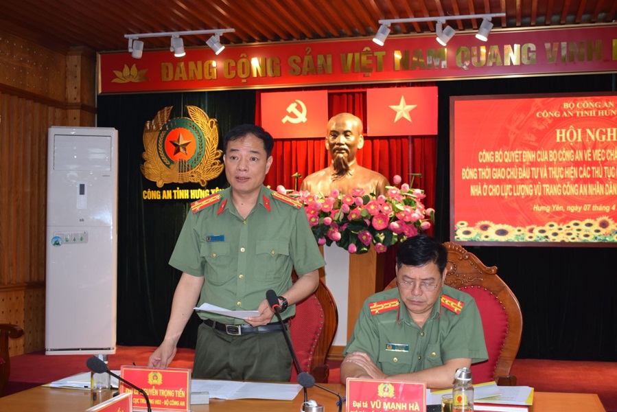 Đại t&aacute; Nguyễn Trọng Tiến, Ph&oacute; Cục trưởng Cục Quản l&yacute; x&acirc;y dựng v&agrave; Doanh trại, Bộ C&ocirc;ng an ph&aacute;t biểu tại hội nghị