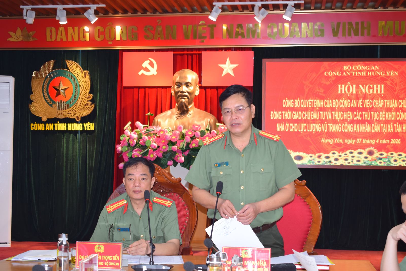 Đại t&aacute; Vũ Mạnh H&agrave;, Ph&oacute; Gi&aacute;m đốc C&ocirc;ng an tỉnh Hưng Y&ecirc;n ph&aacute;t biểu tại hội nghị