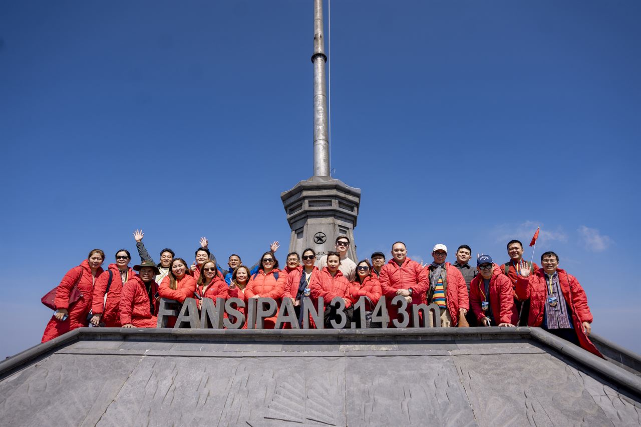 Du kh&aacute;ch trải nghiệm c&aacute;c sản phẩm du lịch tại Quần thể du lịch c&aacute;p treo Fansipan