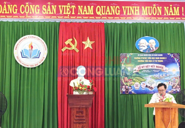 Ông Trịnh Văn Sinh - Hiệu trưởng Trường PTDTBT Tiểu học Nam Giang 2 phát biểu Ông Trịnh Văn Sinh - Hiệu trưởng Trường PTDTBT Tiểu học Nam Giang 2 phát biểu