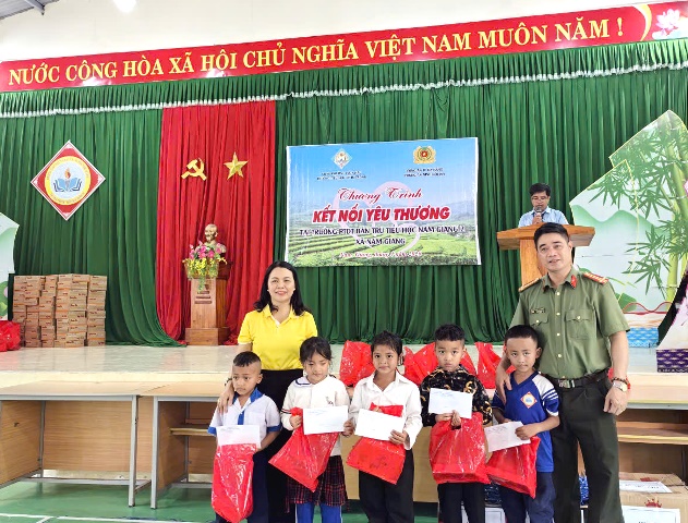 Đà Nẵng: Trường Tiểu học Lý Tự Trọng kết nghĩa với trường Tiểu học Nam Giang 2