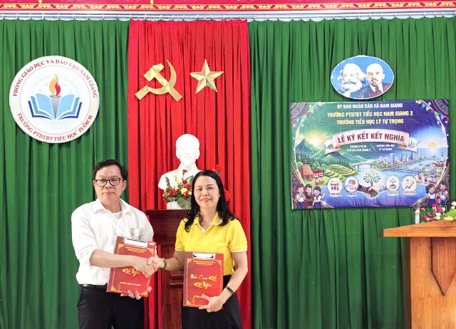 Hiệu trưởng 2 Trường Tiểu học Lý Tự Trọng và Trường PTDTBT Tiểu học Nam Giang 2 ký kết chương trình kết nghĩa Hiệu trưởng 2 Trường Tiểu học Lý Tự Trọng và Trường PTDTBT Tiểu học Nam Giang 2 ký kết chương trình kết nghĩa