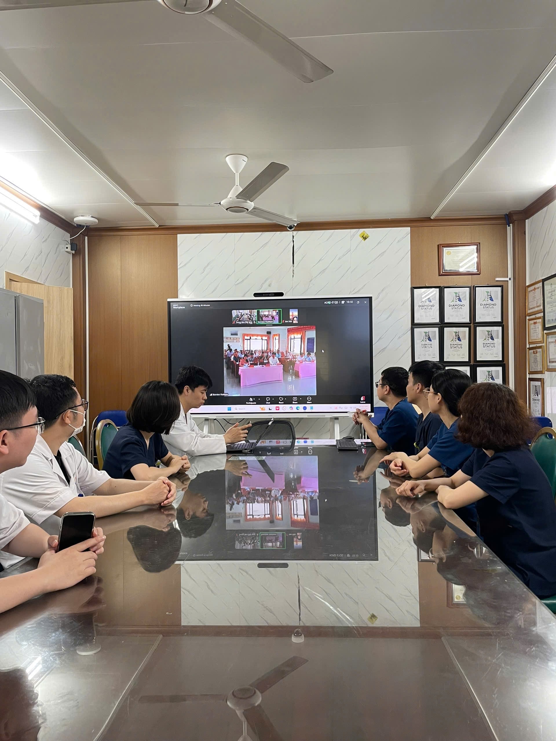 Hệ thống kết nối trực tuyến với c&aacute;c b&aacute;c sĩ tuyến trung ương để hỗ trợ hội chẩn, chẩn đo&aacute;n v&agrave; điều trị