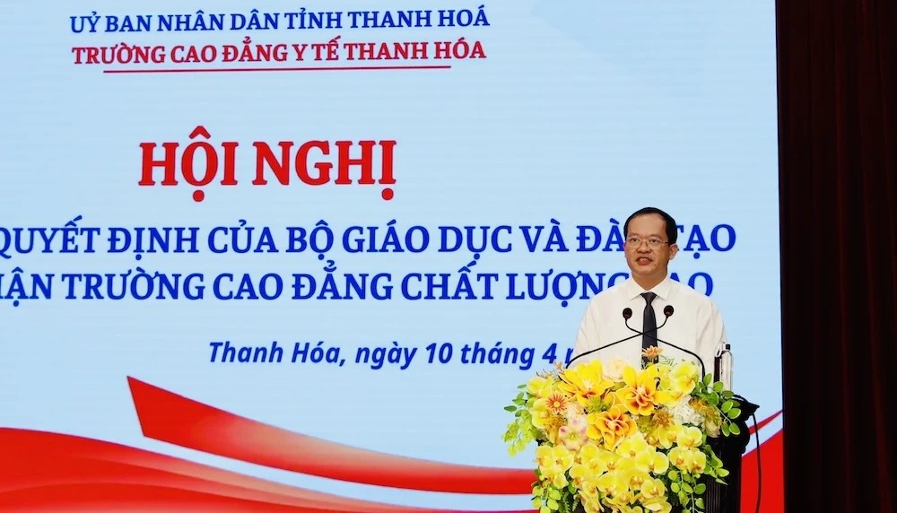 Hiệu trưởng Trường Cao đẳng Y tế Thanh H&oacute;a Mai Văn Bảy, b&aacute;o c&aacute;o tại hội nghị.