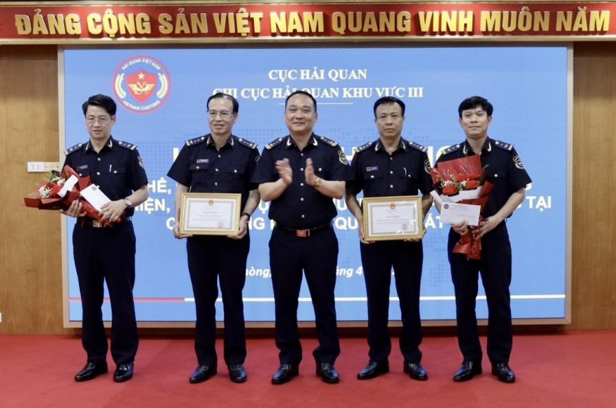 Khen thưởng nóng vụ bắt gần 190 lượng vàng qua sân bay Cát Bi