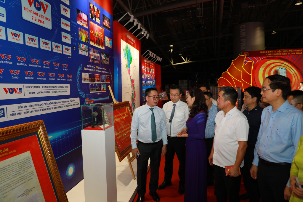 C&aacute;c đại biểu tham quan khu vực trưng b&agrave;y của Đ&agrave;i Tiếng n&oacute;i Việt Nam