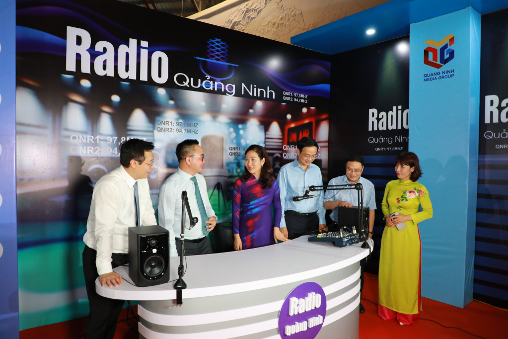 C&aacute;c đại biểu tham quan m&ocirc; h&igrave;nh trường quay v&agrave; ph&ograve;ng thu ph&aacute;t thanh của B&aacute;o v&agrave; PTTH Quảng Ninh