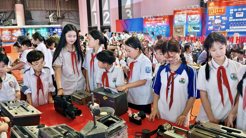 C&aacute;c em học sinh tham quan, t&igrave;m hiểu những hiện vật lịch sử gắn liền với sự ph&aacute;t triển của b&aacute;o ch&iacute;, ph&aacute;t thanh, truyền h&igrave;nh Quảng Ninh