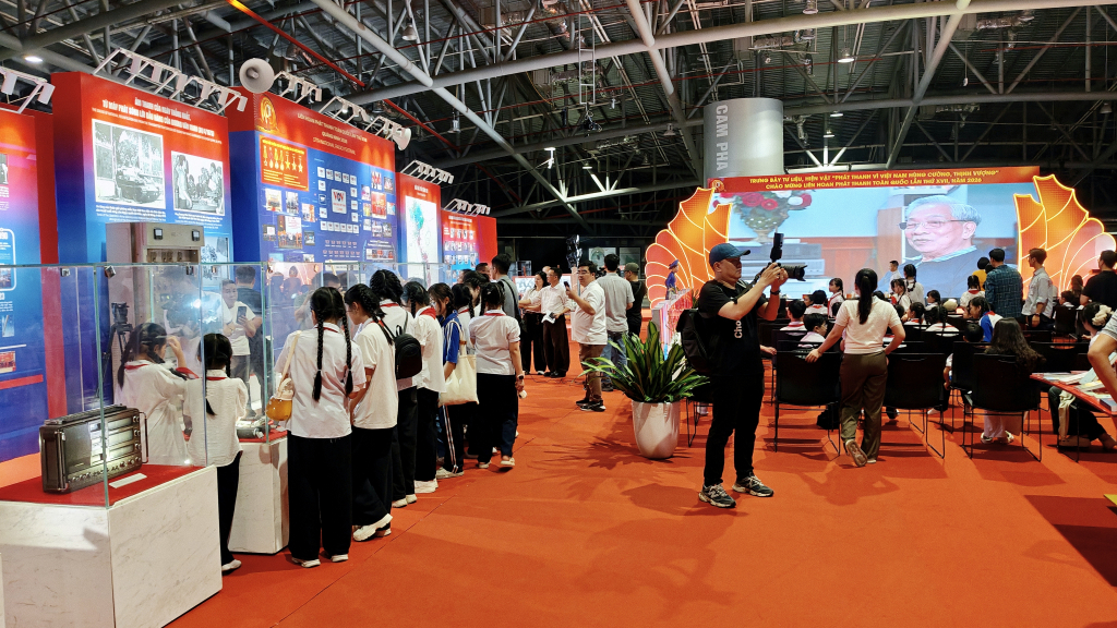 Đ&ocirc;ng đảo người d&acirc;n, du kh&aacute;ch tới tham quan kh&ocirc;ng gian trưng b&agrave;y tư liệu, hiện vật với chủ đề &ldquo;Ph&aacute;t thanh v&igrave; Việt Nam h&ugrave;ng cường, thịnh vượng&rdquo;