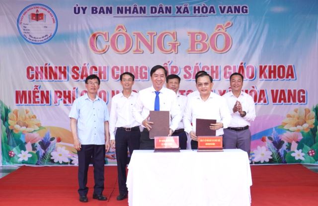 UBND x&atilde; H&ograve;a Vang, TP. Đ&agrave; Nẵng thực hiện k&yacute; kết thỏa thuận cung cấp s&aacute;ch gi&aacute;o khoa v&agrave; trao quyết định giao s&aacute;ch gi&aacute;o khoa cho thư viện c&aacute;c trường học.