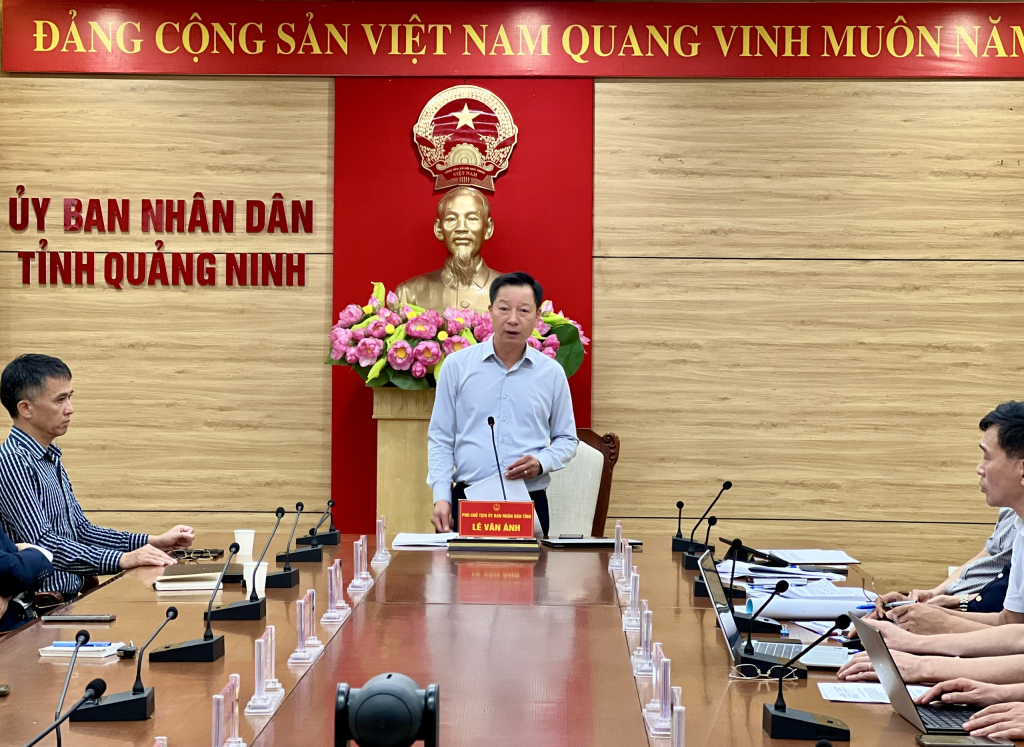 Ph&oacute; Chủ tịch UBND tỉnh L&ecirc; Văn &Aacute;nh ph&aacute;t biểu chủ tr&igrave; hội nghị