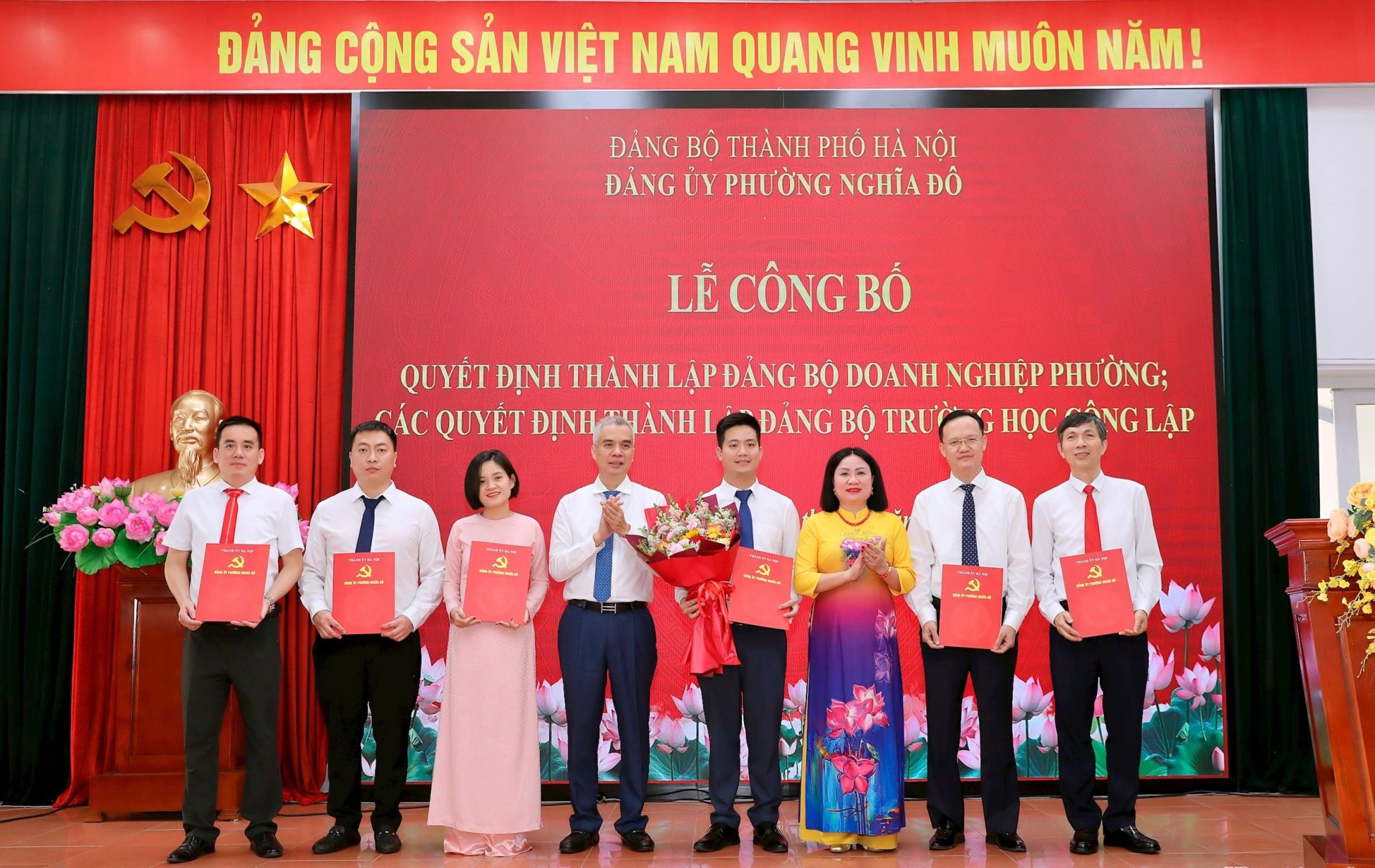 Thường trực Đảng ủy phường Nghĩa Đ&ocirc; trao quyết định th&agrave;nh lập Đảng bộ Doanh nghiệp phường.
