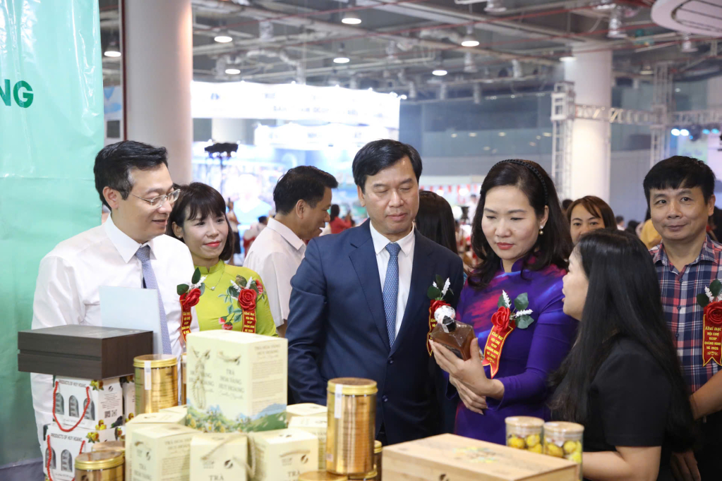 Đại biểu tham quan các gian hàng trưng bày, giới thiệu sản phẩm tại hội chợ Đại biểu tham quan các gian hàng trưng bày, giới thiệu sản phẩm tại hội chợ