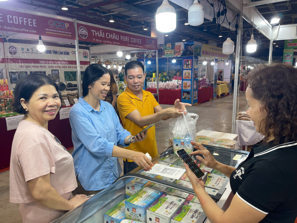 Người dân tới mua sắm tại Hội chợ OCOP Quảng Ninh - Hè 2026 Người dân tới mua sắm tại Hội chợ OCOP Quảng Ninh - Hè 2026