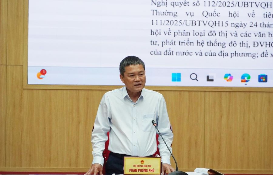 Ph&oacute; Chủ tịch UBND tỉnh Quảng Trị Phan Phong Ph&uacute; ph&aacute;t biểu tại buổi họp