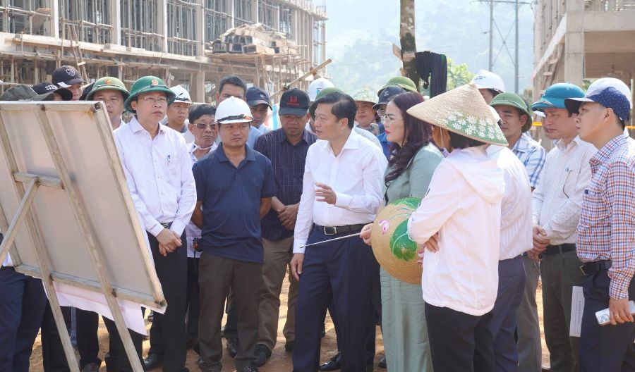 Chủ tịch UBND tỉnh Quảng Trị L&ecirc; Hồng Vinh kiểm tra tiến độ x&acirc;y dựng Trường nội tr&uacute; Tiểu học v&agrave; Trung học cơ sở Đakr&ocirc;ng