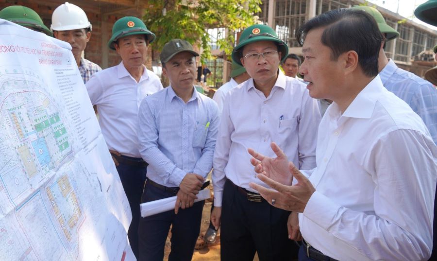 Chủ tịch UBND tỉnh Quảng Trị L&ecirc; Hồng Vinh chỉ đạo c&aacute;c giải ph&aacute;p đẩy nhanh tiến độ x&acirc;y dựng Trường nội tr&uacute; Tiểu học v&agrave; Trung học cơ sở Đakr&ocirc;ng