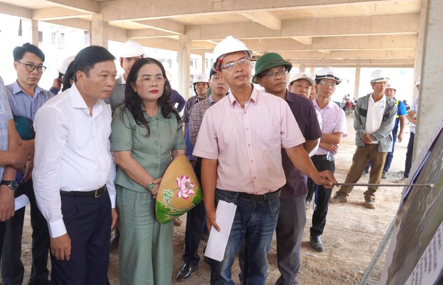 Chủ tịch UBND tỉnh Quảng Trị L&ecirc; Hồng Vinh kiểm tra v&agrave; nghe b&aacute;o c&aacute;o tiến độ x&acirc;y dựng Trường nội tr&uacute; Tiểu học v&agrave; Trung học cơ sở Hướng Ph&ugrave;ng