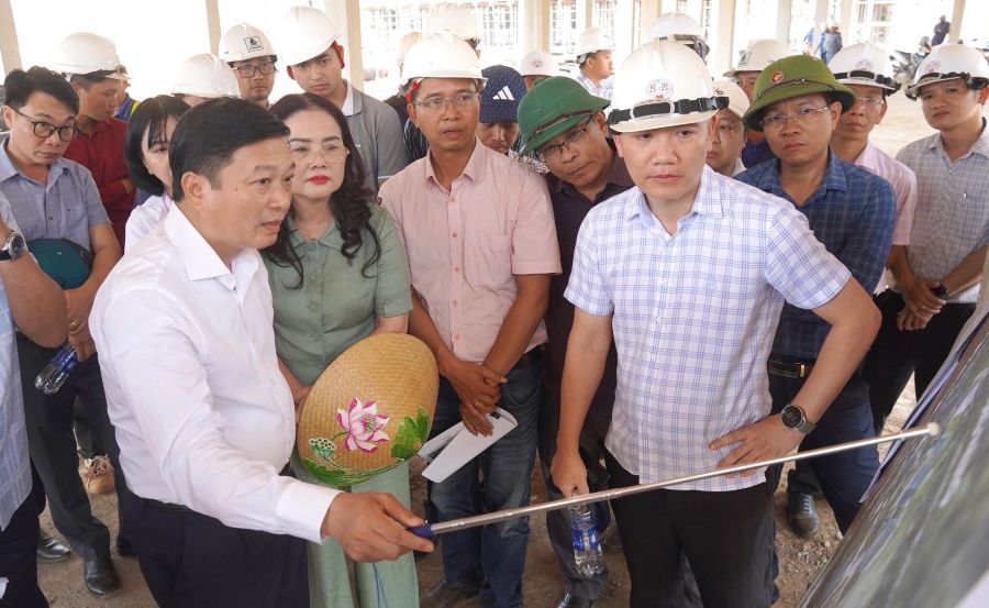 Chủ tịch UBND tỉnh Quảng Trị L&ecirc; Hồng Vinh chỉ đạo c&aacute;c giải ph&aacute;p đẩy nhanh tiến độ x&acirc;y dựng Trường nội tr&uacute; Tiểu học v&agrave; Trung học cơ sở Hướng Ph&ugrave;ng