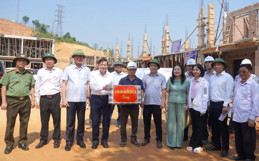 Chủ tịch UBND tỉnh Quảng Trị L&ecirc; Hồng Vinh tặng qu&agrave;, động vi&ecirc;n chủ đầu tư, đơn vị thi c&ocirc;ng c&aacute;c dự &aacute;n Trường nội tr&uacute; tiểu học v&agrave; THCS ở c&aacute;c x&atilde; bi&ecirc;n giới