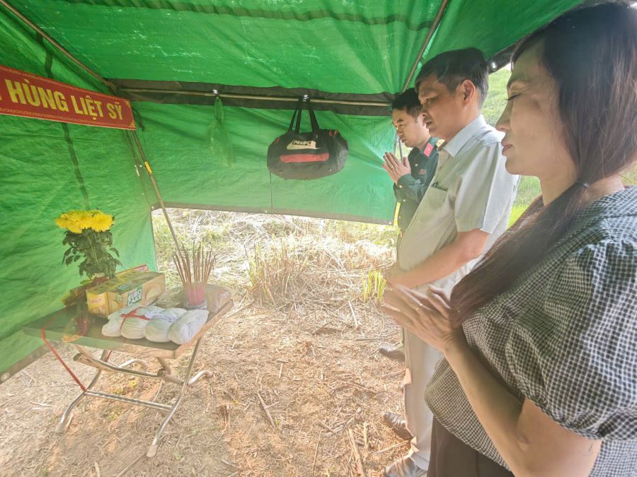 L&atilde;nh đạo UBND x&atilde; Đakr&ocirc;ng d&acirc;ng hương tưởng nhớ c&aacute;c anh h&ugrave;ng liệt sĩ