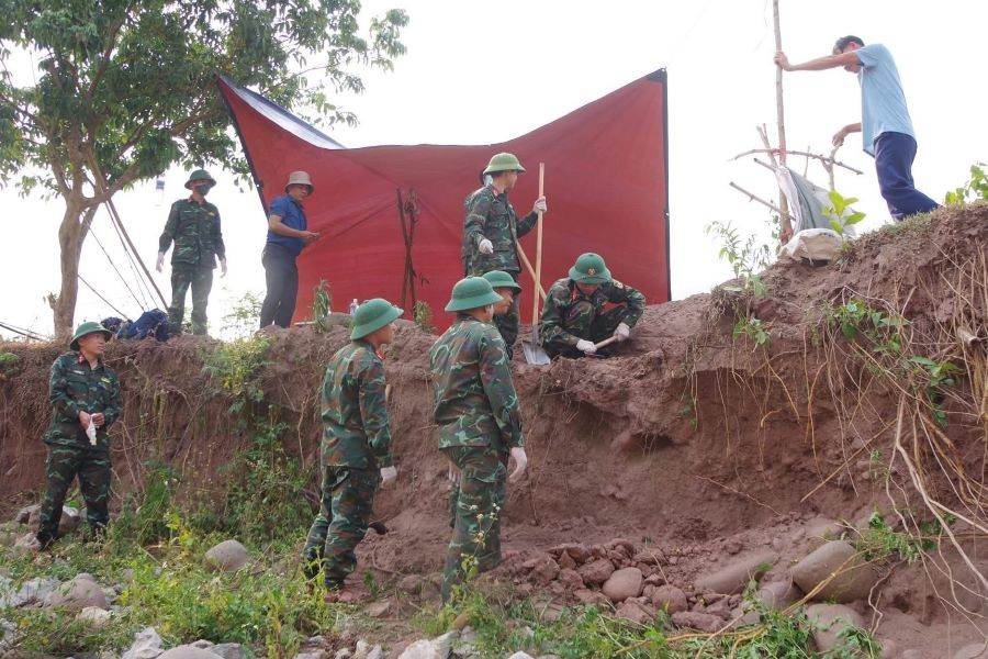 H&agrave;i cốt liệt sĩ được t&igrave;m thấy b&ecirc;n bờ suối đ&atilde; bị sạt lở do mưa lũ