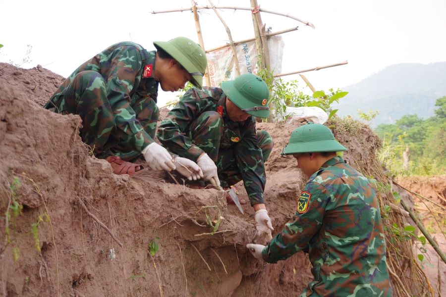 Đội quy tập 589 tiến h&agrave;nh cất bốc h&agrave;i cốt liệt sĩ sau khi ph&aacute;t hiện