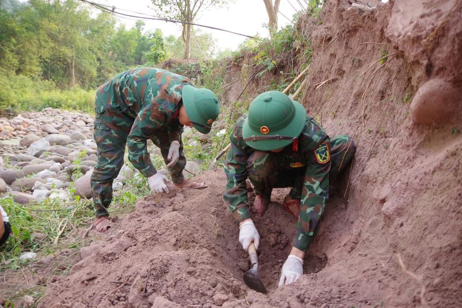 Đội quy tập 589 tiến h&agrave;nh cất bốc h&agrave;i cốt liệt sĩ sau khi ph&aacute;t hiện