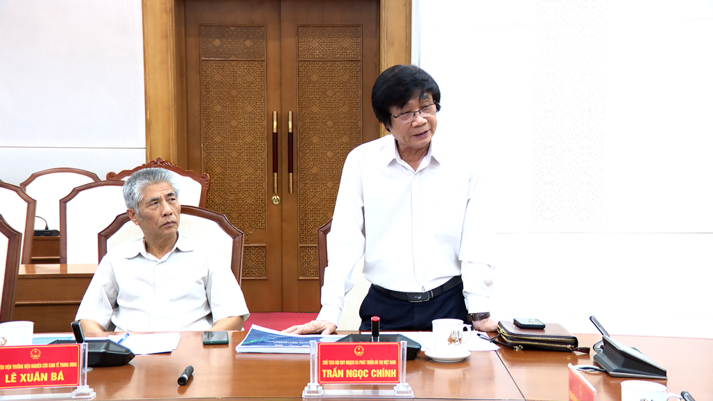 Đại diện đơn vị tư vấn b&aacute;o c&aacute;o Khung định hướng quy hoạch tỉnh thời kỳ 2021-2030, tầm nh&igrave;n đến năm 2050