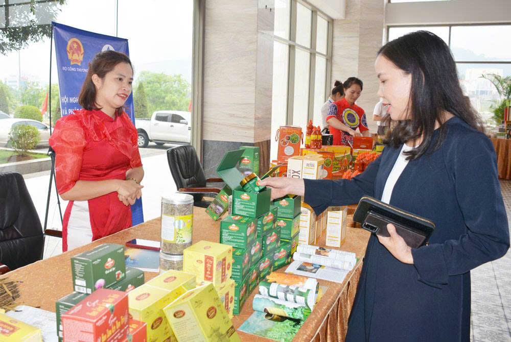 C&aacute;c sản phẩm đặc sản địa phương từng bước được ho&agrave;n thiện về bao b&igrave;, nh&atilde;n m&aacute;c th&ocirc;ng qua chương tr&igrave;nh OCOP, hướng tới n&acirc;ng cao gi&aacute; trị v&agrave; khả năng cạnh tranh tr&ecirc;n thị trường.