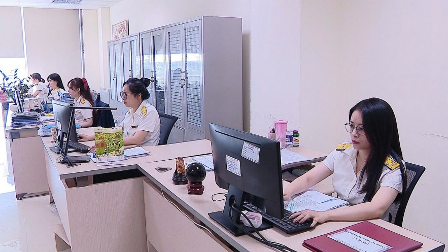 Hoạt động nghiệp vụ của c&ocirc;ng chức Thuế TP. Hải Ph&ograve;ng. Ảnh: ĐV