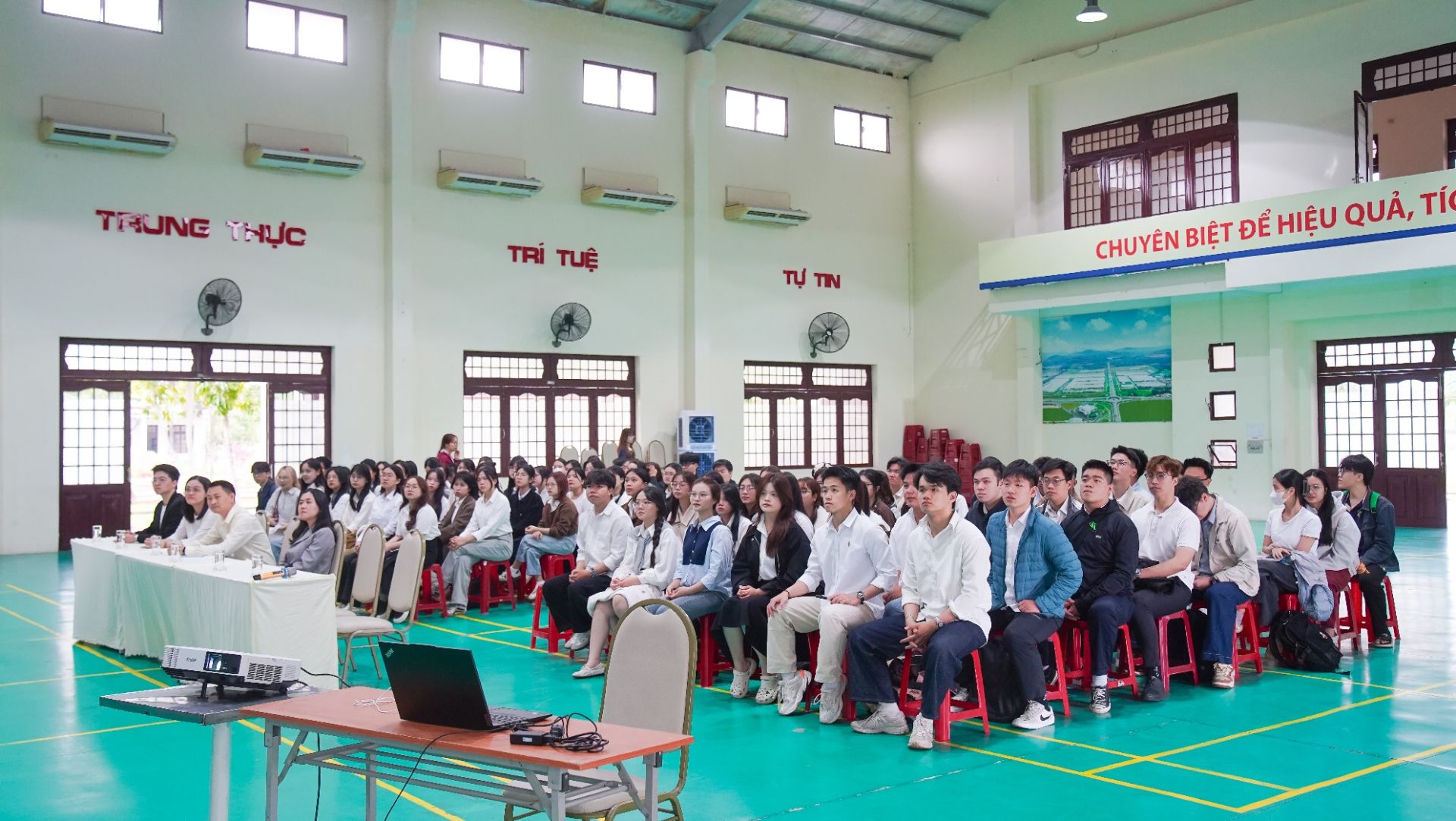 Sinh vi&ecirc;n được nghe giới thiệu v&agrave; t&igrave;m hiểu về THACO, THACO Chu Lai